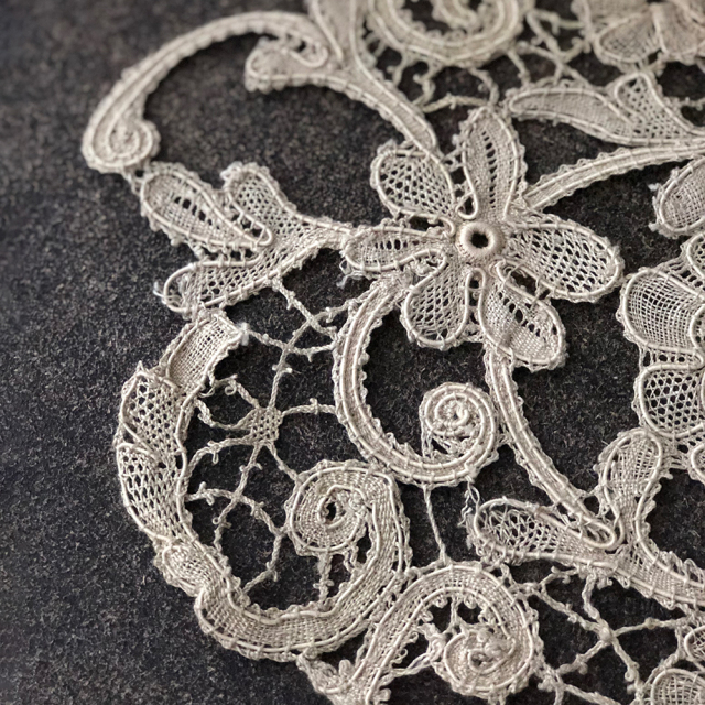 LA COUSINE DES LILAS ラ クジーヌ デ リラ アンティーク レース フランス 刺繍