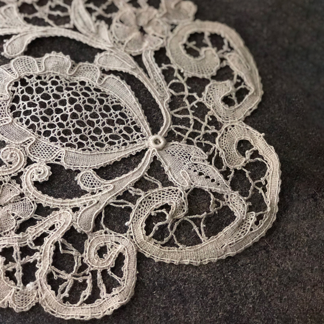 LA COUSINE DES LILAS ラ クジーヌ デ リラ アンティーク レース フランス 刺繍
