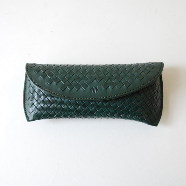 DRAGON(ドラゴン) 熟練した職人の編みこみによるレザーメッシュが特徴的なブランド。