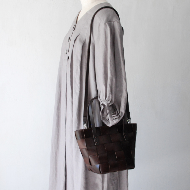 DRAGON(ドラゴン) 熟練した職人の編みこみによるレザーメッシュが特徴的なブランド。