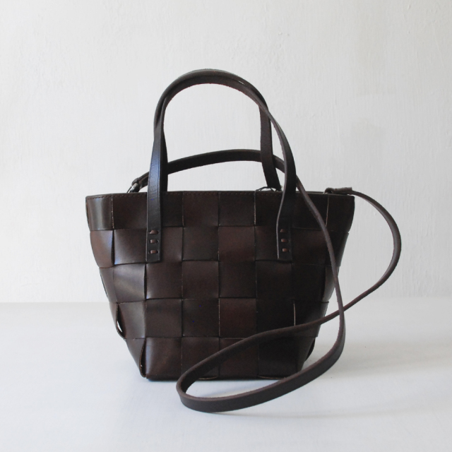 DRAGON(ドラゴン) 熟練した職人の編みこみによるレザーメッシュが特徴的なブランド。