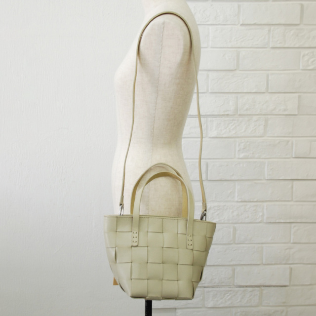 DRAGON(ドラゴン) 熟練した職人の編みこみによるレザーメッシュが特徴的なブランド。