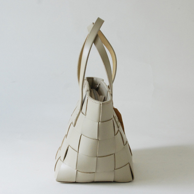 DRAGON(ドラゴン) 熟練した職人の編みこみによるレザーメッシュが特徴的なブランド。