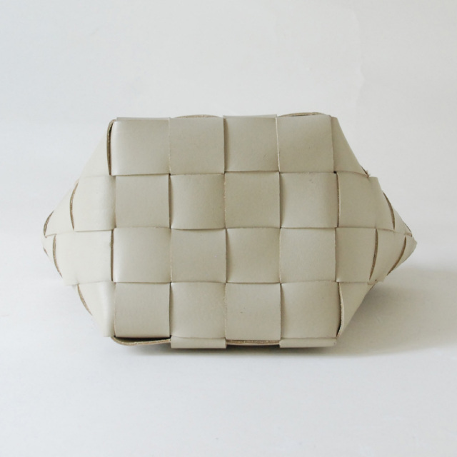 DRAGON(ドラゴン) 熟練した職人の編みこみによるレザーメッシュが特徴的なブランド。