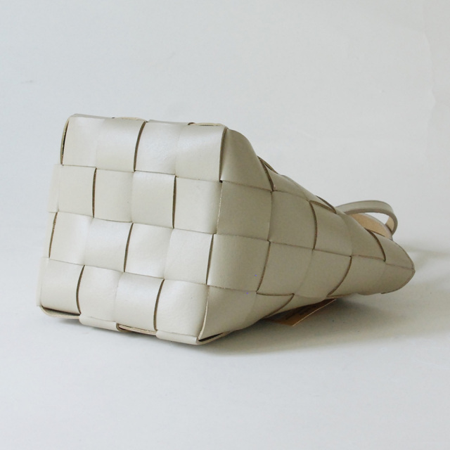 DRAGON(ドラゴン) 熟練した職人の編みこみによるレザーメッシュが特徴的なブランド。