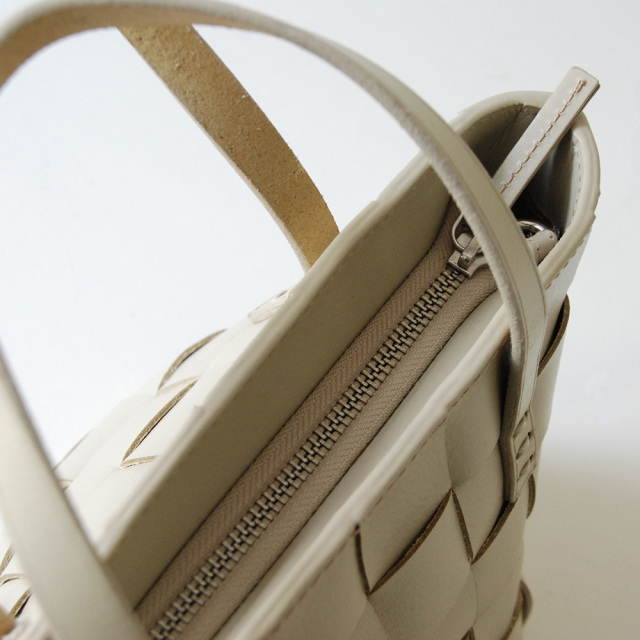 DRAGON(ドラゴン) 熟練した職人の編みこみによるレザーメッシュが特徴的なブランド。