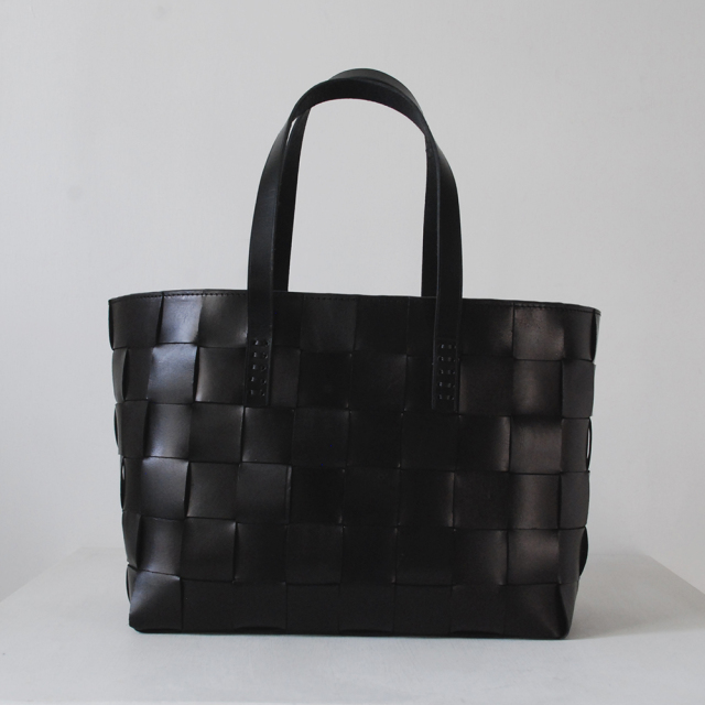 DRAGON(ドラゴン) 熟練した職人の編みこみによるレザーメッシュが特徴的なブランド。