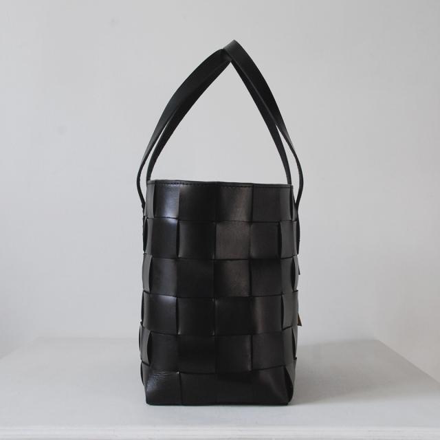 DRAGON(ドラゴン) 熟練した職人の編みこみによるレザーメッシュが特徴的なブランド。