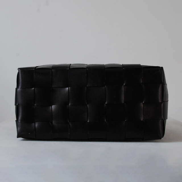 DRAGON(ドラゴン) 熟練した職人の編みこみによるレザーメッシュが特徴的なブランド。