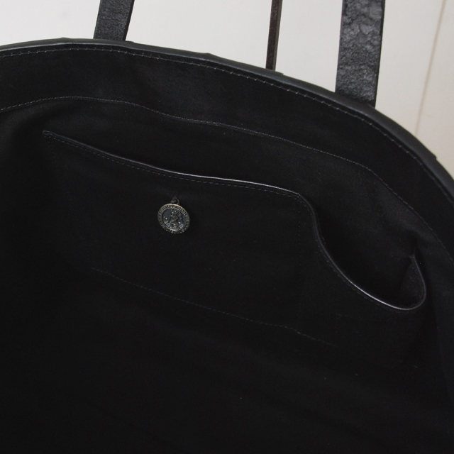 DRAGON(ドラゴン) 熟練した職人の編みこみによるレザーメッシュが特徴的なブランド。