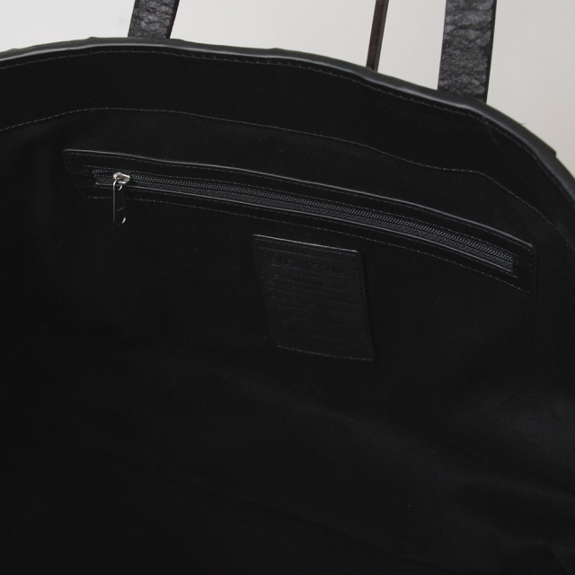 DRAGON(ドラゴン) 熟練した職人の編みこみによるレザーメッシュが特徴的なブランド。