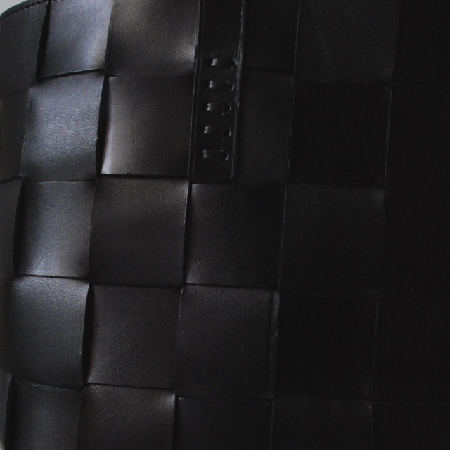 DRAGON(ドラゴン) 熟練した職人の編みこみによるレザーメッシュが特徴的なブランド。