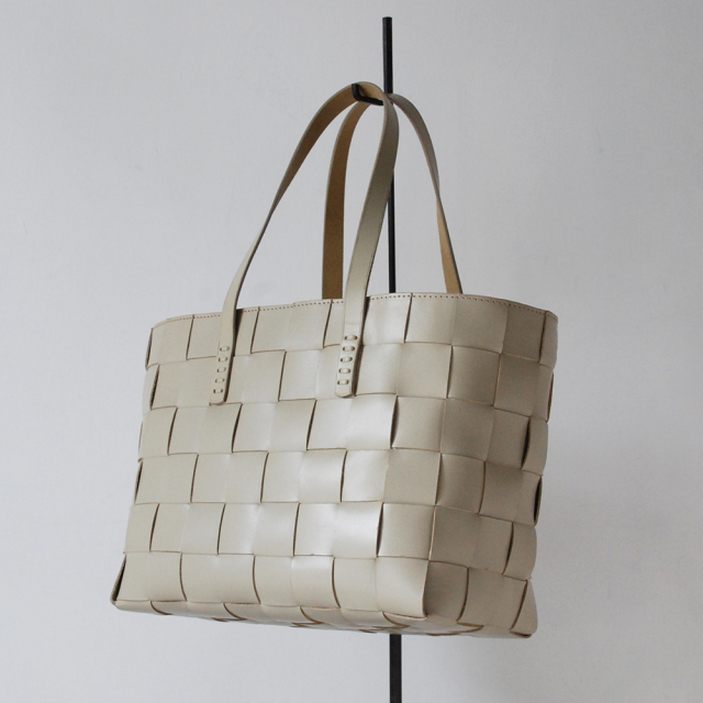 DRAGON(ドラゴン) 熟練した職人の編みこみによるレザーメッシュが特徴的なブランド。