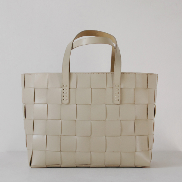 DRAGON(ドラゴン) 熟練した職人の編みこみによるレザーメッシュが特徴的なブランド。