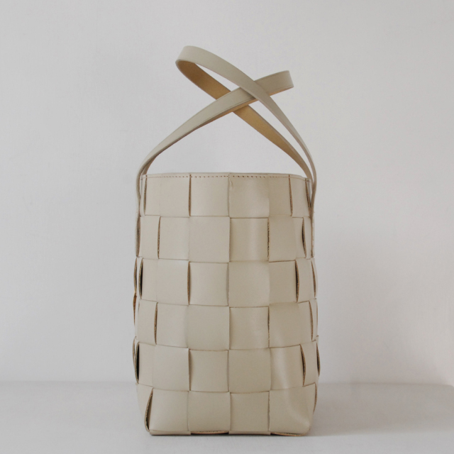 DRAGON(ドラゴン) 熟練した職人の編みこみによるレザーメッシュが特徴的なブランド。