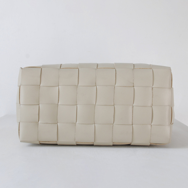 DRAGON(ドラゴン) 熟練した職人の編みこみによるレザーメッシュが特徴的なブランド。