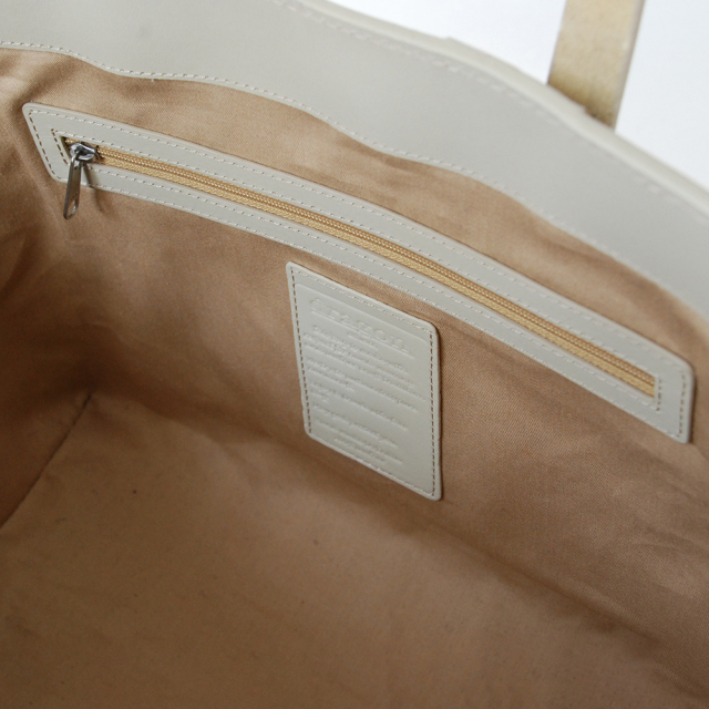 DRAGON(ドラゴン) 熟練した職人の編みこみによるレザーメッシュが特徴的なブランド。