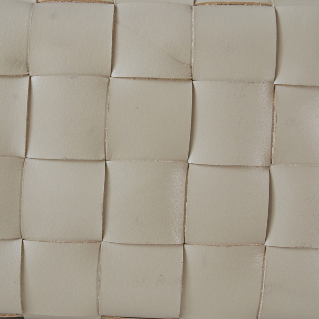 DRAGON(ドラゴン) 熟練した職人の編みこみによるレザーメッシュが特徴的なブランド。