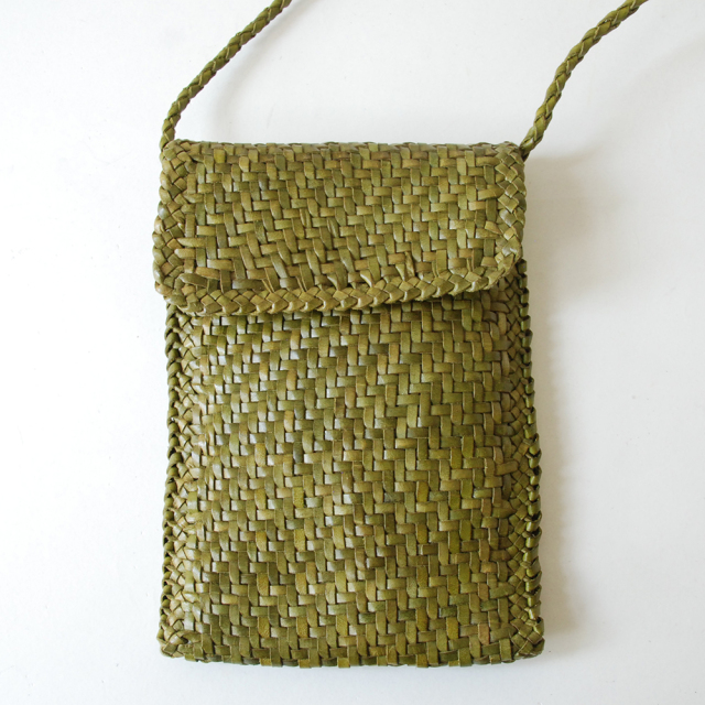 DRAGON(ドラゴン) 熟練した職人の編みこみによるレザーメッシュが特徴的なブランド。