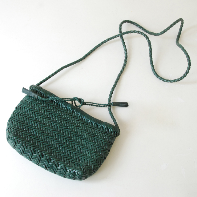 DRAGON(ドラゴン) 熟練した職人の編みこみによるレザーメッシュが特徴的なブランド。