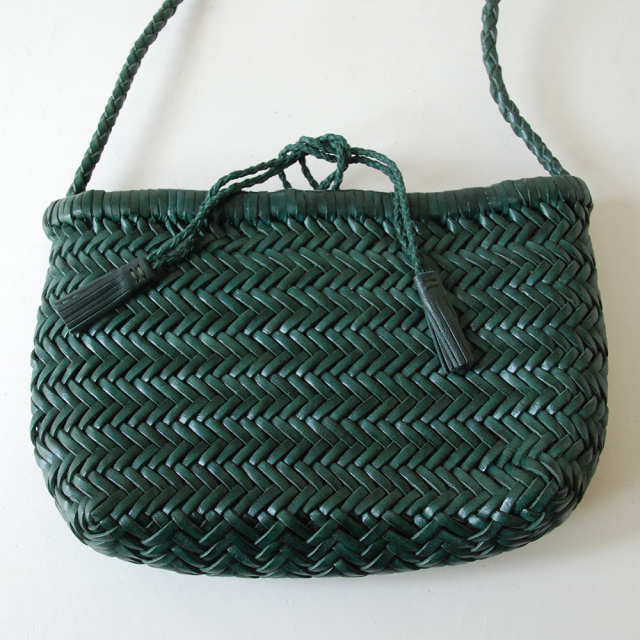 DRAGON(ドラゴン) 熟練した職人の編みこみによるレザーメッシュが特徴的なブランド。