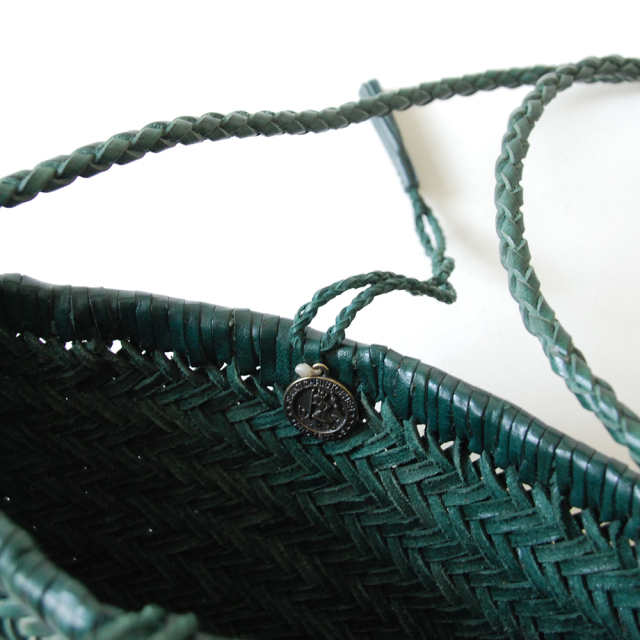 DRAGON(ドラゴン) 熟練した職人の編みこみによるレザーメッシュが特徴的なブランド。