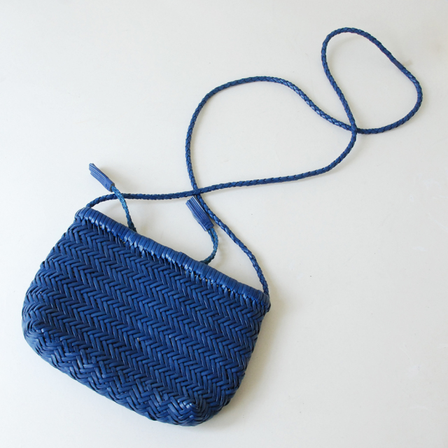 DRAGON(ドラゴン) 熟練した職人の編みこみによるレザーメッシュが特徴的なブランド。