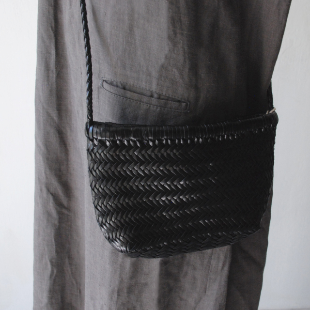 DRAGON(ドラゴン) 熟練した職人の編みこみによるレザーメッシュが特徴的なブランド。