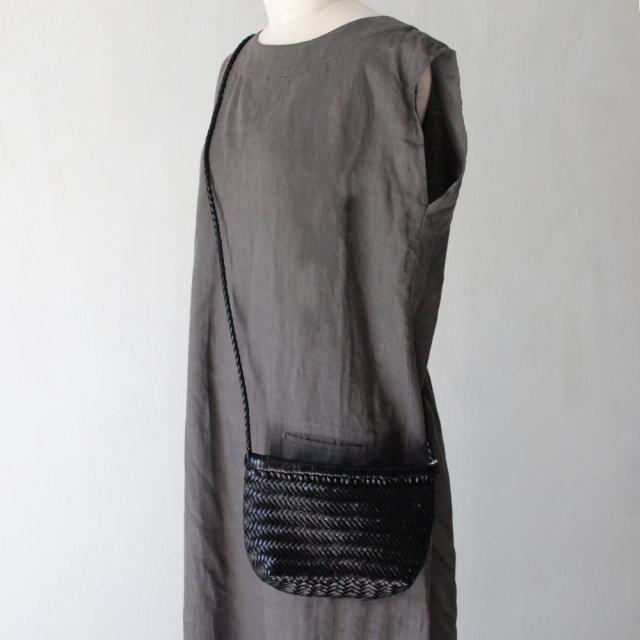 DRAGON(ドラゴン) 熟練した職人の編みこみによるレザーメッシュが特徴的なブランド。