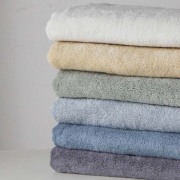 パリの景色をイメージした6色のタオル。パリは明るい陽の光より、曇りのグレイッシュな光の方が似合います。