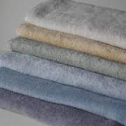 パリの景色をイメージした6色のタオル。パリは明るい陽の光より、曇りのグレイッシュな光の方が似合います。