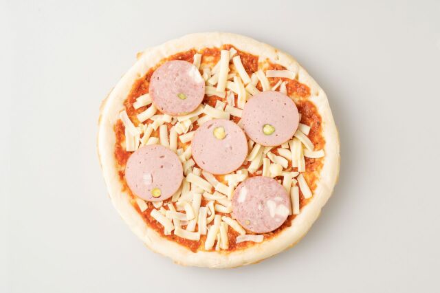 ベーコンがたっぷり入ったピザソースが味の決め手♪　フランクフルト特製ピザ