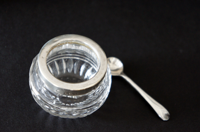 アンティーク　スターリングシルバーx プレスドガラス　ソルトディッシュ&スプーン シルバーxガラス ペア ソルトディッシュ スプーン付き 英国