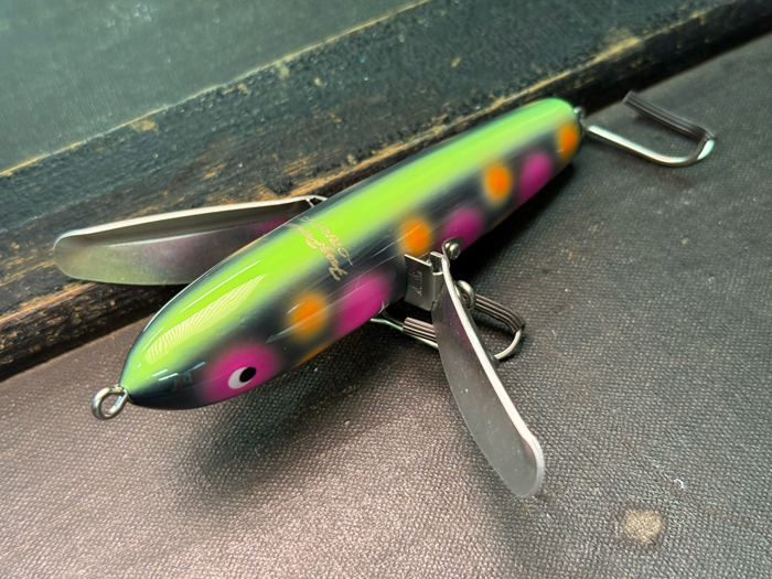 フェザー：ブラック蛍光スポット