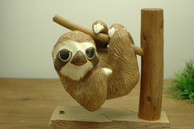 陶器でできたナマケモノの置物