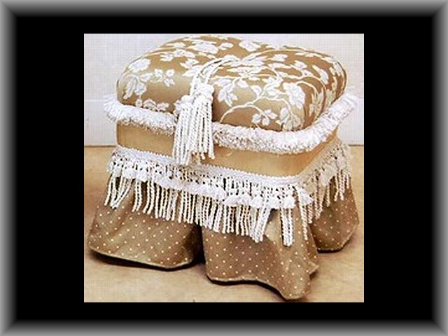 ヘアルーム　タッセル付スツール