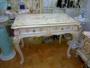 ロココ調ペイントが素敵なデスク
