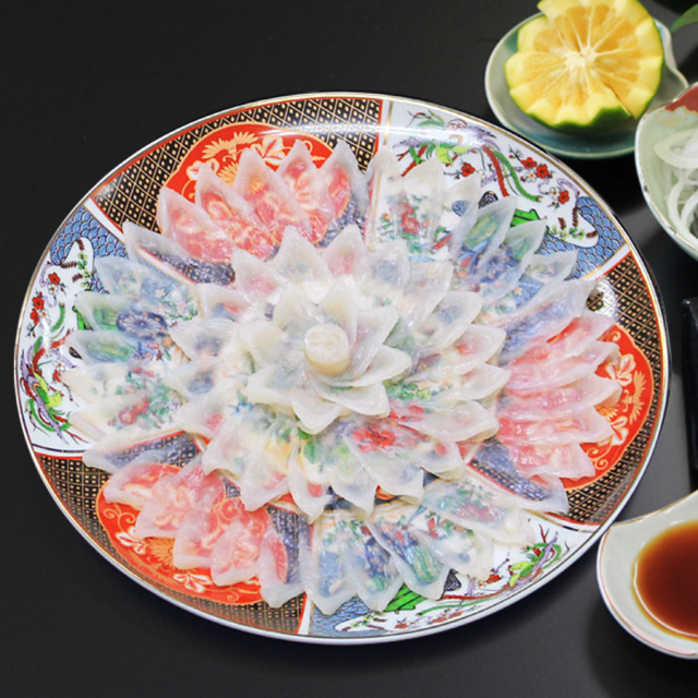 【数量限定・P.5倍】送料無料  国産とらふぐ刺身（2-3人前・26cm陶器皿）／下関工場直送、株式会社魚重