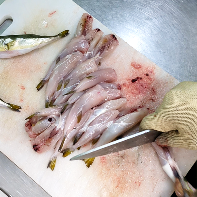 一尾ずつ、さばきます。国産小ふぐ唐揚
