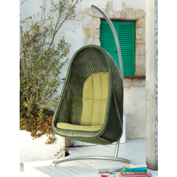 ラタン“ハンギングチェア” 究極の リラクゼーション、匠の技 が光る