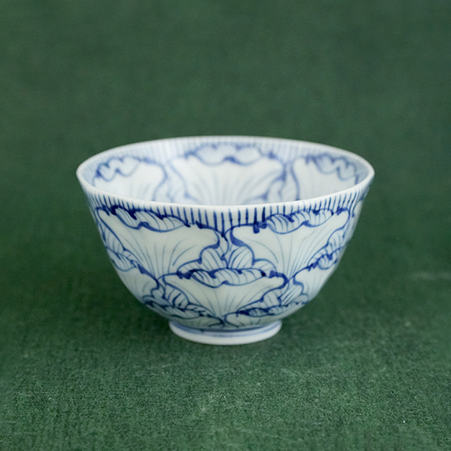 【専用】有田 賜光窯 染付草花紋様脚付蓋物 煮物椀 飯碗 美品 582 有田 賜光窯 染付草花紋様三脚蓋物 煮物椀 飯碗 未使用
