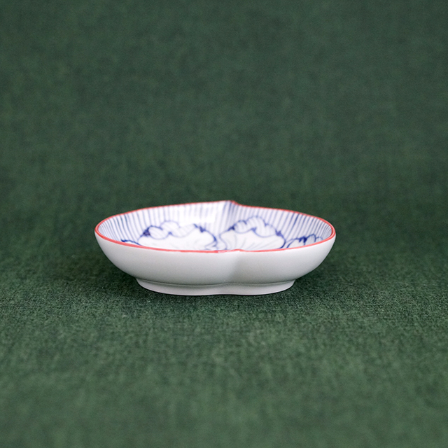 そうた窯｜染付渕赤花弁紋桃型小皿