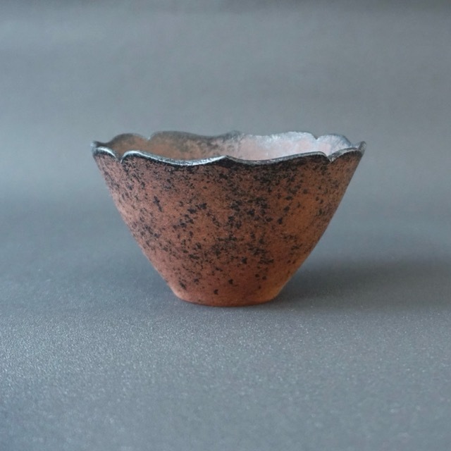 渋谷英一｜地ノ器稜花小鉢（朱） サイズ：115mm×115mm×H65mm 重