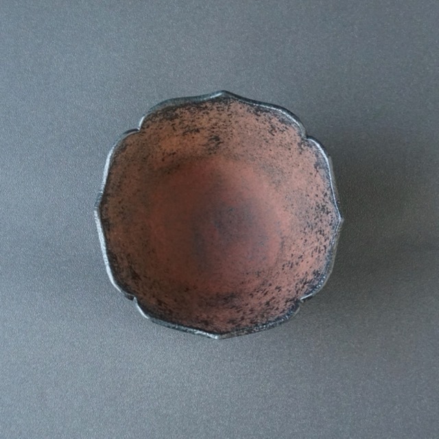 渋谷英一｜地ノ器稜花小鉢（朱） サイズ：115mm×115mm×H65mm 重