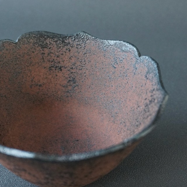 渋谷英一｜地ノ器稜花小鉢（朱） サイズ：115mm×115mm×H65mm 重