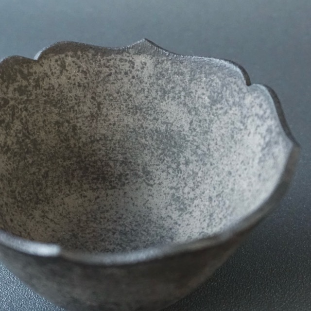 渋谷英一｜地ノ器稜花小鉢（灰） サイズ：115mm×115mm×H65mm 重