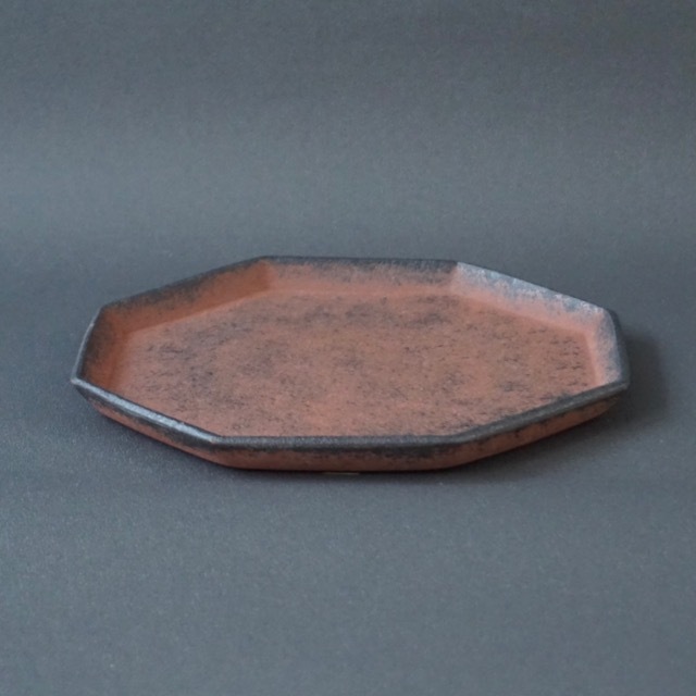 渋谷英一｜地ノ器八角皿（朱） サイズ：200mm×185mm×H15mm 重さ