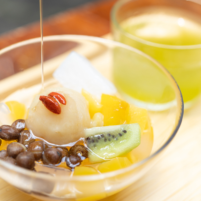 夏季限定 緑茶付セット【くず餅小箱・夏の柑橘あんみつ2個・緑茶1本
