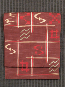 紬 幾何絣 腹合せ名古屋帯のお太鼓とたれ全体