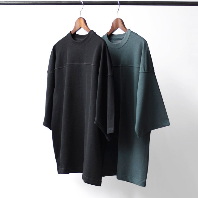 comm. arch. / Hardly Spun Football Tee